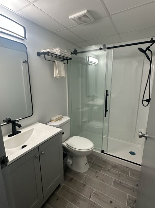 Lancaster Lincoln Inn Guest Suite Bathroom